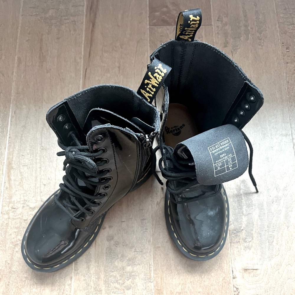 Dr. Martens
Women's 1460 Classic Patent Leather Combat Boots
Size 6